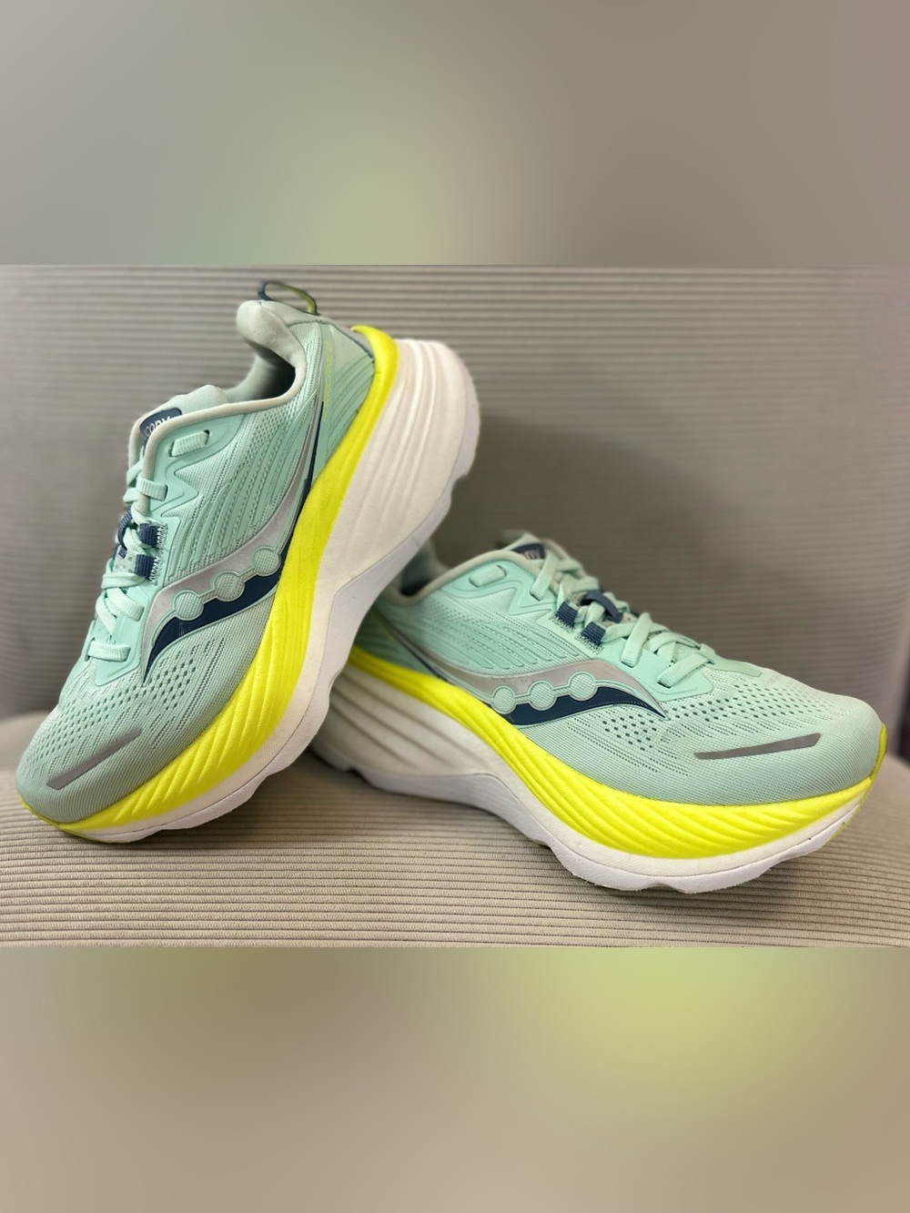 Saucony Women's Hurricane 24 in the "Jade/Citron" - size 6